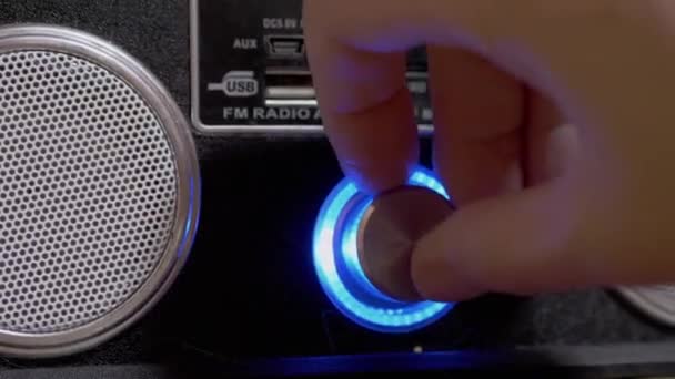 Femme main ajuste le volume sur le récepteur Vintage avec deux haut-parleurs. Zoom — Video