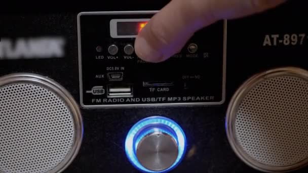 Mão feminina pressiona botões no receptor vintage com dois alto-falantes. 4K. Fechar. — Vídeo de Stock
