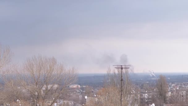 Panoramautsikt över den gamla staden, trädtopparna i molnigt väder med åskmoln — Stockvideo