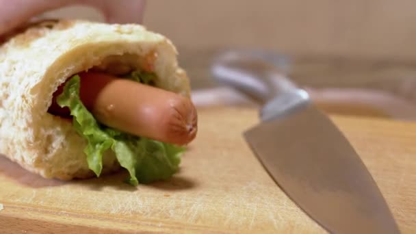 Lahodný, čerstvý, šťavnatý americký hot dog se dvěma klobásami, salátové listy. 4K — Stock video