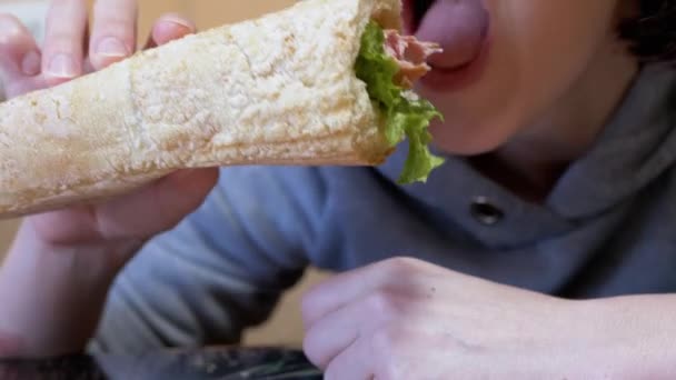 Hladová žena jí předkrm šťavnatý americký hot dog s klobásami v jídelně. 4K — Stock video
