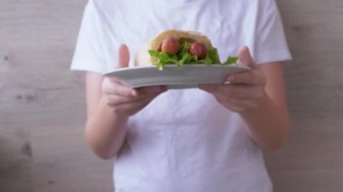 Çocuk Kolları Tabak Sulu Amerikan Sosisli ve Marul Yapraklı Sosislisi