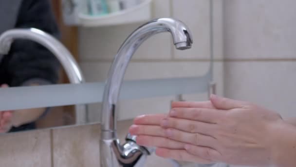 Mulher ativa torneira de água e lava as mãos sabão líquido com espuma. Borrão. 4K — Vídeo de Stock