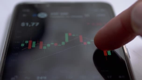 Toque humano na tela Smartphone, Visualiza o gráfico de preços de criptomoeda. 4K — Vídeo de Stock