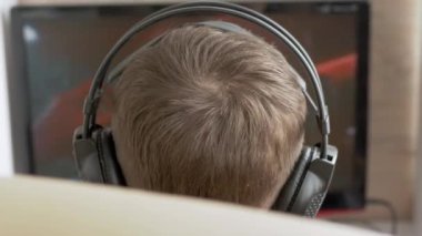 Kulaklıklı Genç Oyuncu, Kol Sandalyesinde Oturmak, Bilgisayarda Video Oyunları Oynamak