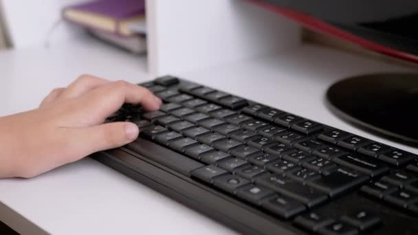 Child Hand Press met vingers op de knoppen van Computer Keyboard. Internet. — Stockvideo