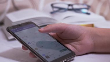 Teenager Touching the Screen Smartphone, Cryptocurrency Price Chart 'ı izliyor. 4K