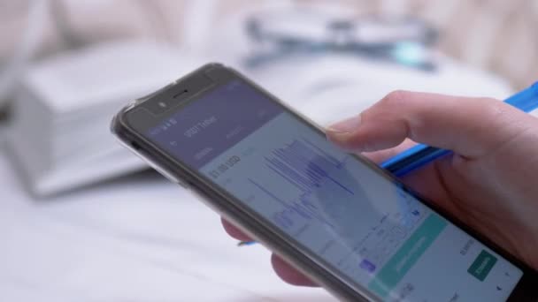 Human Touching the Screen Smartphone, Vistas de la carta de precios criptomoneda. 4K — Vídeo de stock