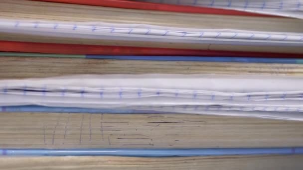 A Stack of Books with Notebooks Lies on the Table. 4K. De cerca. — Vídeo de stock