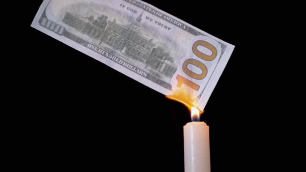 Queimando 100 dólares Bill sobre uma chama de vela fumegante em um fundo preto. — Vídeo de Stock