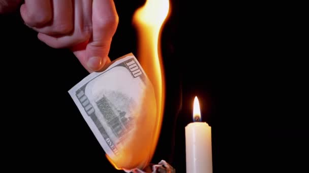 Bruciare 100 Dollaro Bill su una fiamma di candela su uno sfondo nero — Video Stock