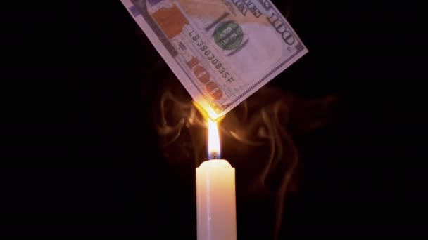 Brûler 100 Dollar Bill sur une flamme de bougie fumée sur un fond noir. — Video