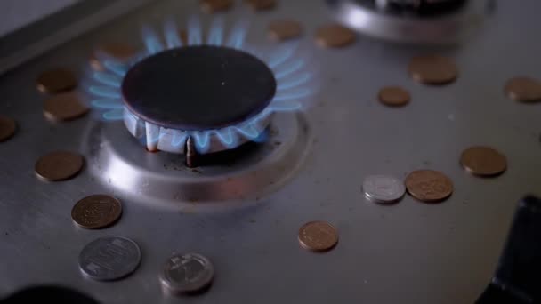 Quemador de gas con una dispersión de monedas en la estufa. A cámara lenta. 180 fps — Vídeo de stock