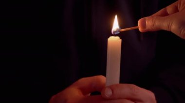 Erkek Ellerinde Mum Tutar, Kadın Kolları onu Karanlık Oda 'da Ateşe Verir. 4K