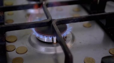 Fırına bozuk para serpiştirilmiş gaz ocağı. Ağır çekim. 180 fps