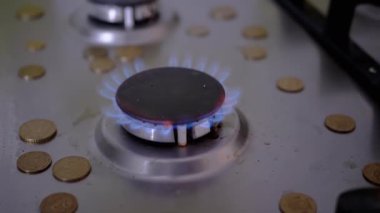 Fırına bozuk para serpiştirilmiş gaz ocağı. Ağır çekim. 180 fps