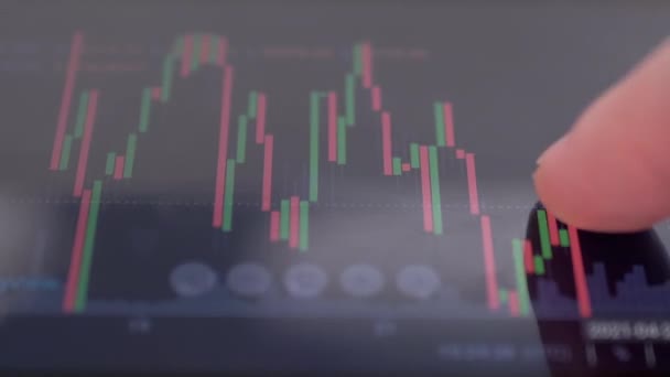 Bolsa de valores, Gráfico de precios de criptomoneda en una pantalla de un teléfono inteligente. Zoom: — Vídeos de Stock