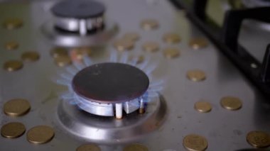 Fırına bozuk para serpiştirilmiş gaz ocağı. Ağır çekim. 180 fps