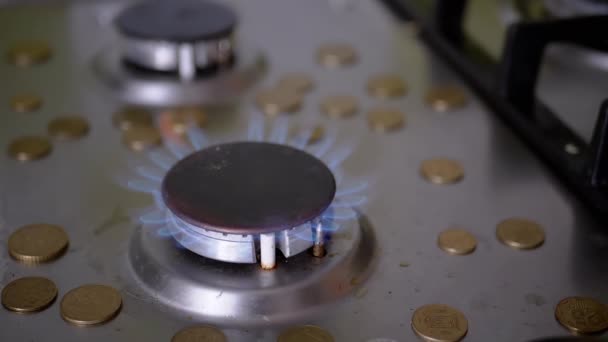 Quemador de gas con una dispersión de monedas en la estufa. A cámara lenta. 180 fps — Vídeo de stock