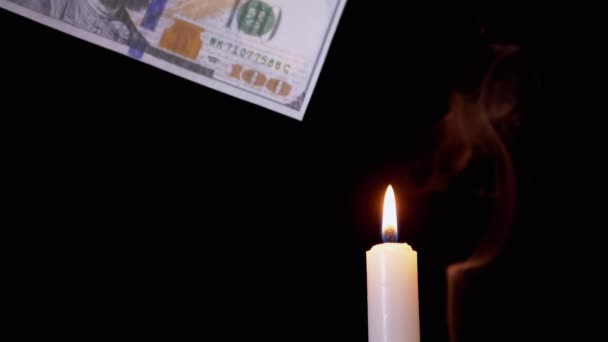 Kara Arkaplan 'da Smoky Candle Alevi üzerine 100 Dolarlık banknot yakmak. — Stok video