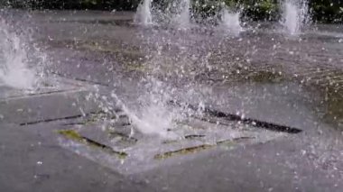 Parktaki Şehir Çeşmesi. Su Irmakları Yükselir ve Şelaleler.