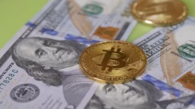 İnsan, İş Adamı Dolar karşılığı Altın Bitcoin alıyor. 4K