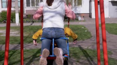 Arka Görünüm, Yalnız, Üzgün Çocuk Arkadaşsız Avluda Sallanıyor