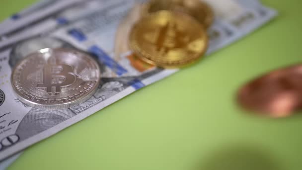 Compra o Venta de Monedas Doradas Bitcoin por Dólares. Lanzó una moneda. Moneda cayendo — Vídeos de Stock