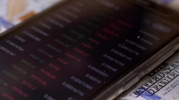 Börs, Cryptocurrency Price, Citat med hjälp av en mobil app. Zoom — Stockvideo