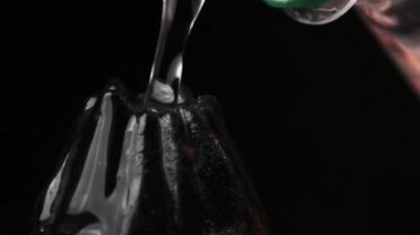 Oyuncak Volkanik Patlamanın Kimyasal Reaksiyonu, Soda, Sirke, Kırmızı Boya