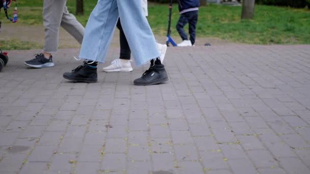 Pés de pessoas, Passers-by Passeio em pavimentação lajes no parque. Movimento lento — Vídeo de Stock