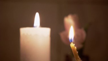 Mum ve Kilise Solan Çiçeklerin Arkaplanına Karşı Ateşle Yanar