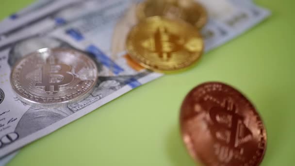 Compra ou venda de moedas de ouro Bitcoin para dólares. Rotação de Moeda. Movimento lento — Vídeo de Stock