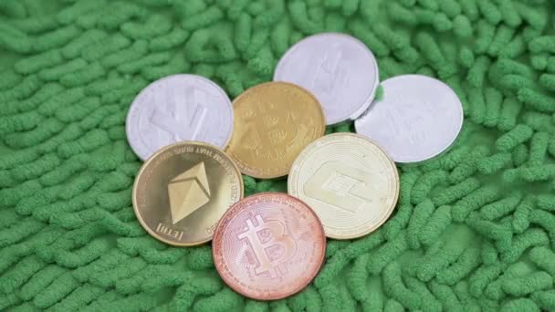 Монеты криптовалюты, биткойна, эфириума, литекойнина, тире. Зум. Закрыть — стоковое видео