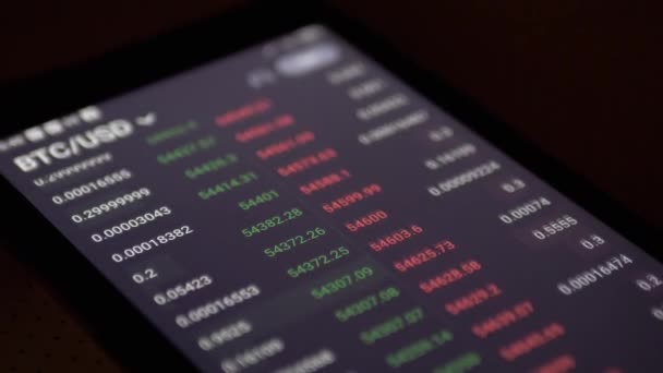 Bolsa de Valores, Criptomoeda Preço, Cotações, números em uma tela de Smartphone — Vídeo de Stock