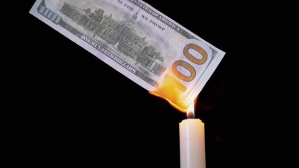 Brännande 100 Dollar Bill över en rökig ljus låga på en svart bakgrund. — Stockvideo