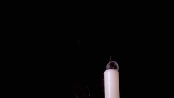 White Paraffin Candle wordt uitgeblazen door een stroom van lucht op een zwarte achtergrond — Stockvideo