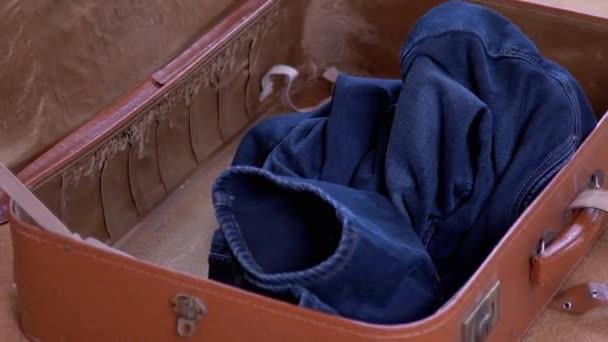 Ouvrir la vieille valise brune est rempli de bagages avec des choses. Zoom. Gros plan — Video