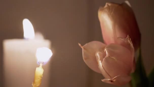 Cera e candele della chiesa bruciano con una fiamma luminosa, commovente ed escono. Zoom — Video Stock