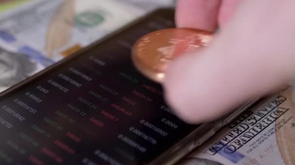 Bolsa de Valores, Precio de Criptomoneda, Cotizaciones, Números en una pantalla de Smartphone — Vídeos de Stock