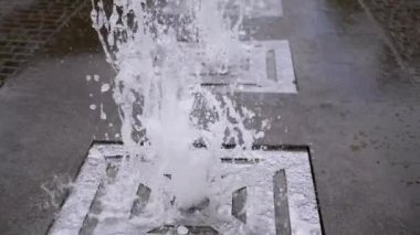 Parktaki Şehir Çeşmesi. Su Irmakları Yükselir ve Şelaleler.