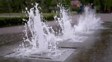 Parktaki Şehir Çeşmesi. Su Irmakları Yükselir ve Şelaleler.