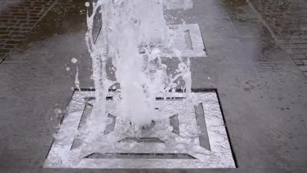 Stadtbrunnen im Park. Die Wasserströme steigen und fallen. — Stockvideo