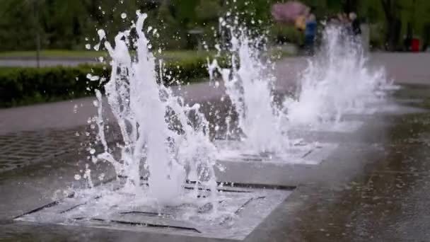 Stadsfontein in het park. De Stromen van Waterstanden en Watervallen. — Stockvideo