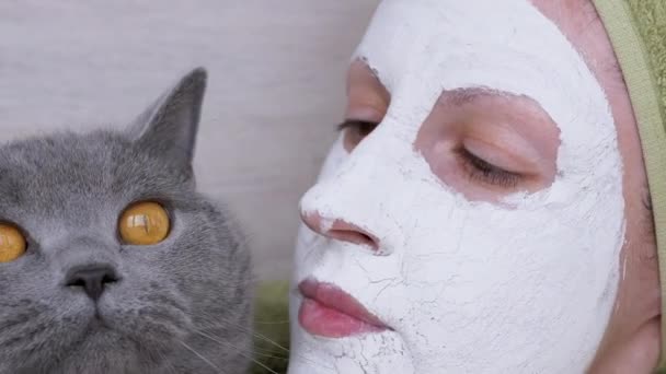 Woman in a Mask of White Clay on Face Holds a British Cat in Arms. Zoom: — Vídeo de stock