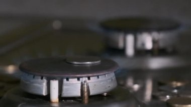 Mutfakta Mavi Alev 'le parlayan iki gaz ocağı açık. Yavaş Hareket