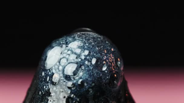 Химическая реакция извержения игрушечного вулкана с использованием пищевой соды, уксуса, синего красителя — стоковое видео
