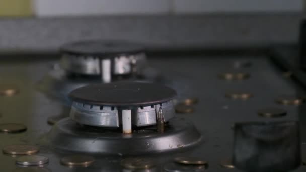 Zwei Gasbrenner eingeschaltet, die mit einer blauen Flamme in der Küche glühen. Zeitlupe — Stockvideo