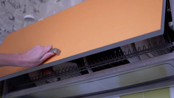 Mujer abre la puerta del armario con estante de secado de utensilios de cocina. 4K — Vídeos de Stock