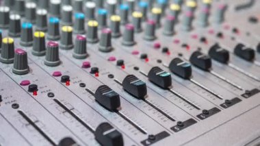 Kayıt stüdyosunda Ses Karıştırıcı 'da Taşıma Kaydırıcıları. Zaman aşımı. Büyüt